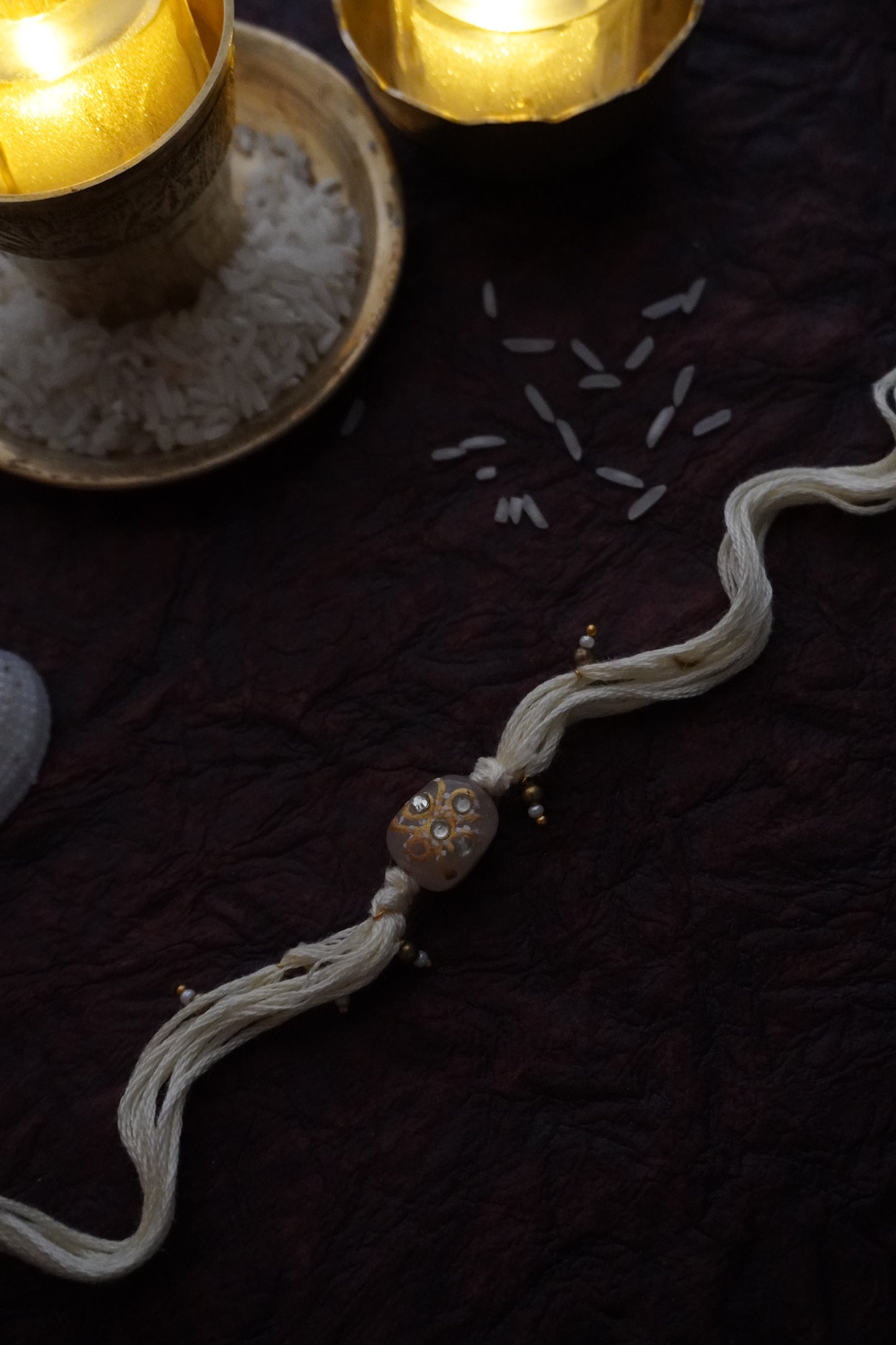Quayti White Stone Rakhi