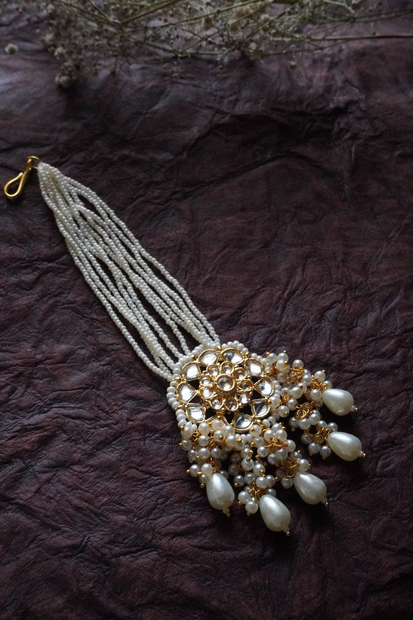 Vanya Kundan and Pearls Maangtikka