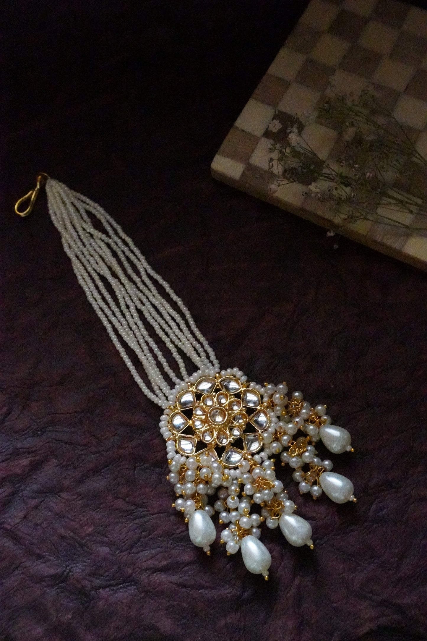 Vanya Kundan and Pearls Maangtikka