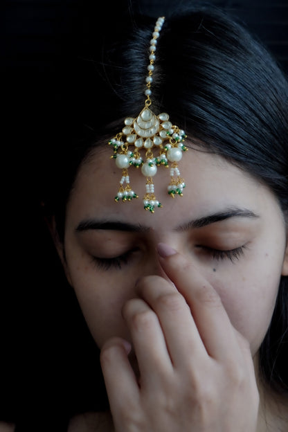 Pihu Kundan and Pearls Maangtikka